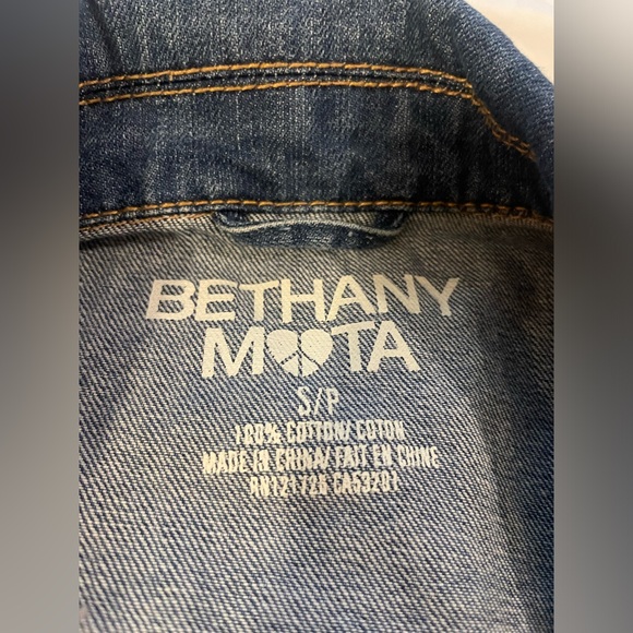 Bethany Mota ❤️ Cropped Faded Jean Jacket P/S with a FREE XS FAMILY TANK 👀 - Picture 9 of 14